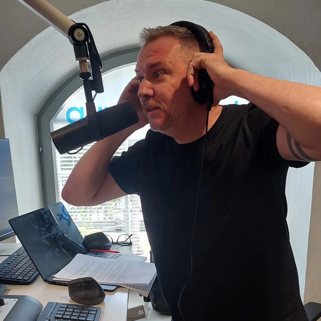 Kalle Talonen Auran Aaltojen studiossa